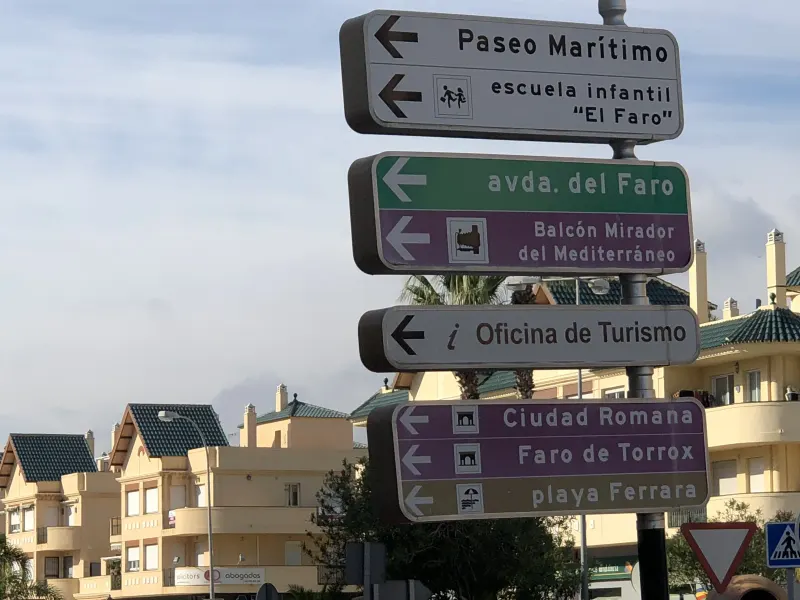 Spaanse wegwijzers naar de boulevard, het toeristenbureau en de Faro de Torrox
