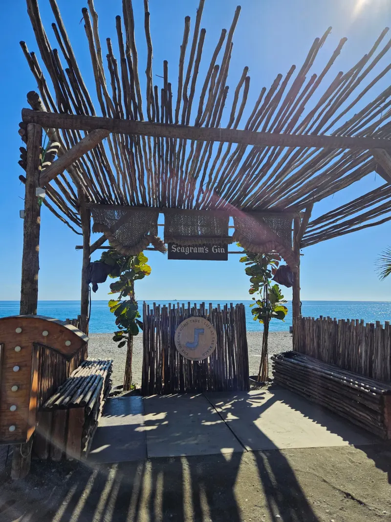 Pergola en bois d’une paillote au bord de la mer à Torre del Mar