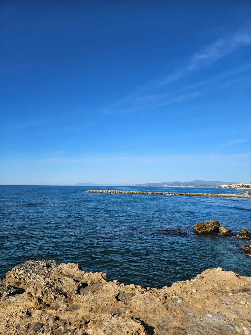 Mer Méditerranée bleue et rochers sur la côte de Torrox Costa