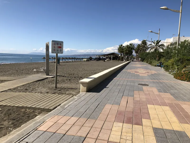 Promenade du front de mer le long de la plage à Torrox Costa