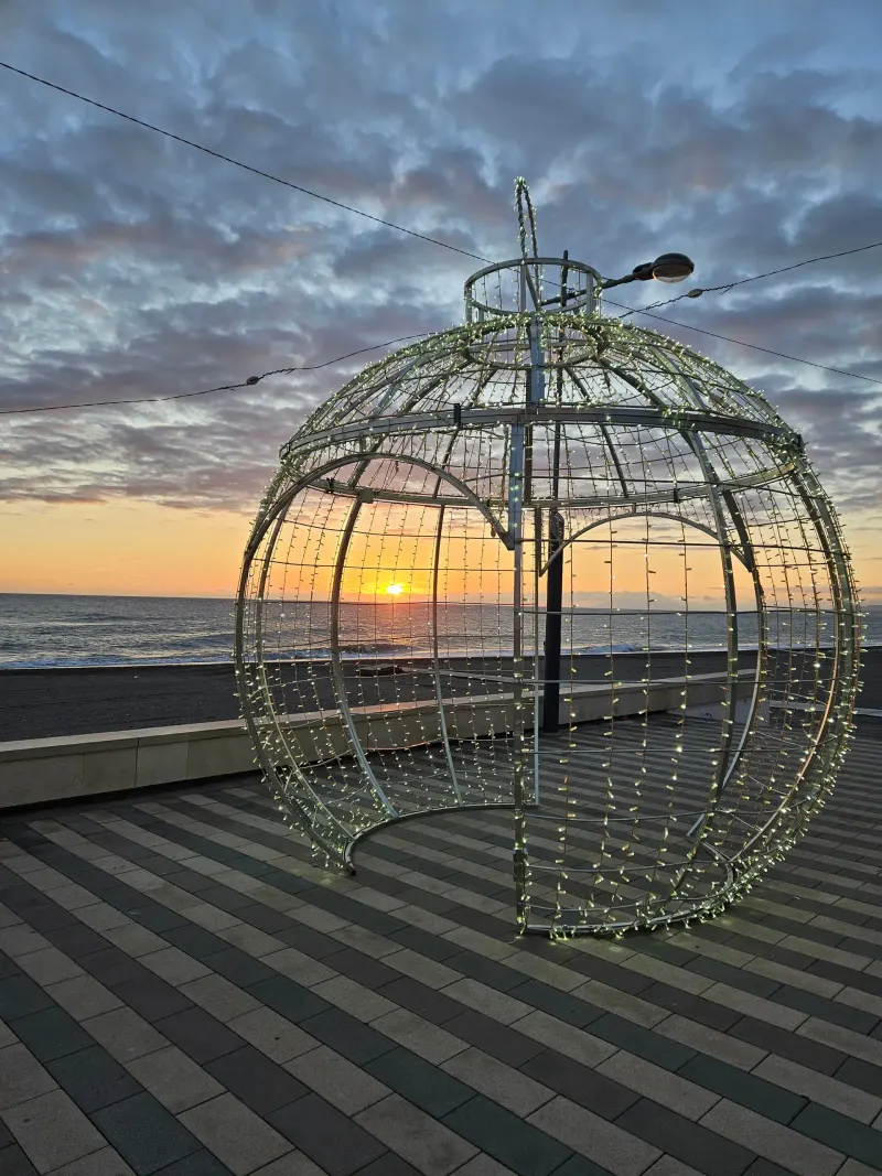 Feestelijk verlicht ornament op de boulevard van Torrox Costa bij zonsondergang