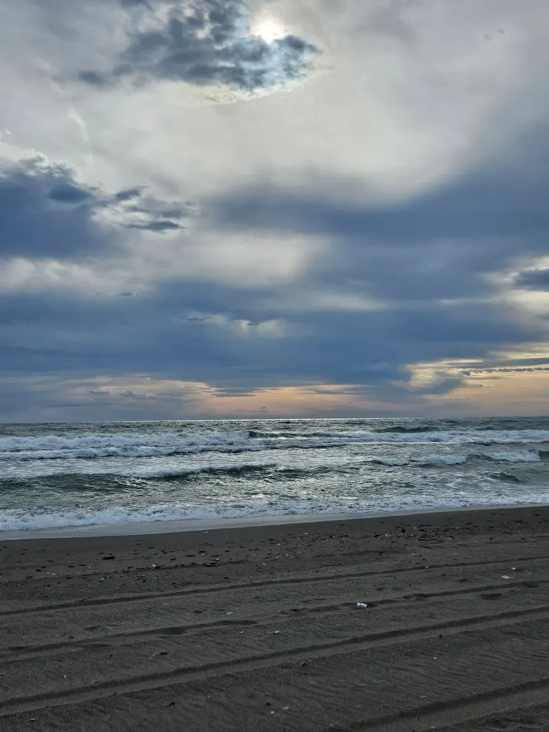 Nuages et vagues sur la plage d’El Morche