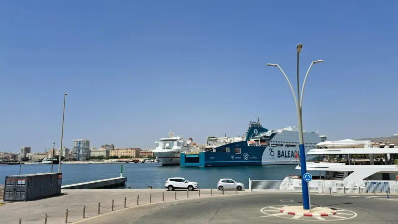 Navires et quais du port de Málaga